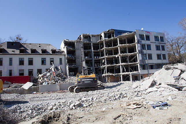 Bild 7: Chronologie eines Abrisses: Wir haben den Rückbau des Vincentius-Krankenhauses in Bildern und Videos begleitet