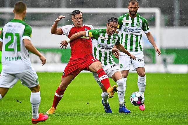 Freiburgs Neuzugang Ermedin Demirovic (im roten Trikot) im Testspiel gegen St. Gallen.