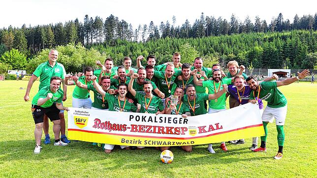 Die strahlenden Sieger des FC Bräunlingen mit dem Bezirkspokal.