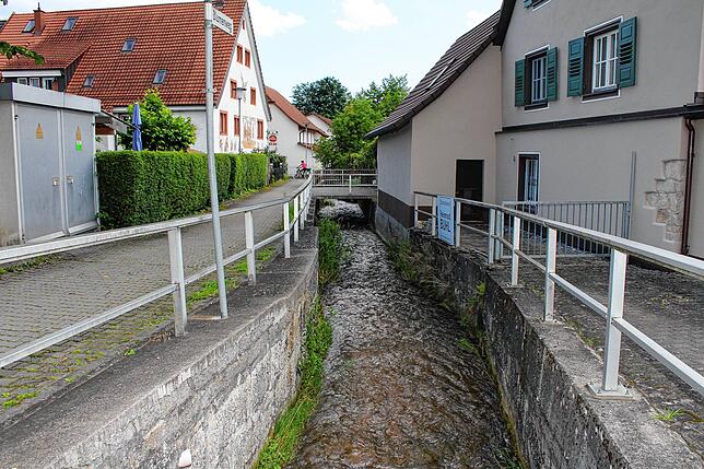 Eng bebaut und von Brücken mit teils geringer Spannweite überquert ist der Weisenbach, der durch die Immendinger Ortsmitte fließt und ...