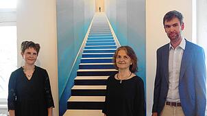 Im Schloss Tiengen sind bis 27. Juli die Werke von Franziska Schemel (Mitte) zu sehen. Darüber freuen sich Zara Tiefert-Reckermann ...