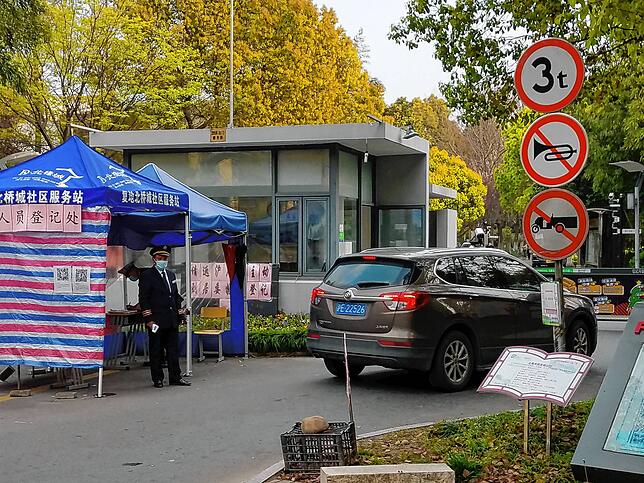 Bevor Uwe Seefeldt seinen Wohnkomplex verlässt, muss er einen Temperaturcheck absolvieren. Das dauere aber nicht mehr als ein paar ...