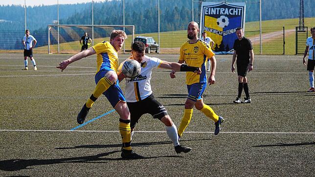 Augen zu und durch: Tom Klausmann von der SG Eintracht (links) im Duell mit dem Schönwälder Florian Fehrenbach. Im Kreisliga A ...