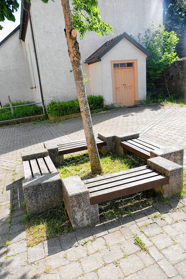 Vor der St. Margaretenkapelle gibt es bereits einen Platz zum Verweilen und in den ausgeliehenen Büchern zu schmökern.