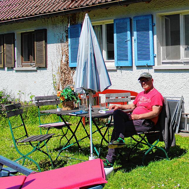 Der Schauspieler Thomas Ecke im Garten des angemieteten Hauses, in ruhiger Lage trotz Nähe zur Bundesstraße.