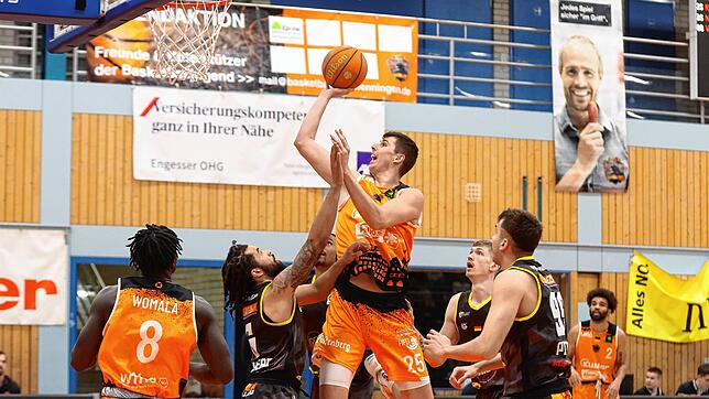 Jakob Knauf (am Ball) zeigte gegen Kirchheim eine klasse Leistung. Er brachte es auf 20 Punkte beim Heimsieg der Panthers.
