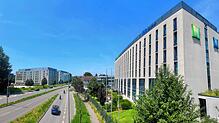 An der Reichenaustraße reihen sich die Hotels. Jetzt wird ein neuer Beherbergungsbetrieb mit 300 Zimmern (links im Bild) gebaut. Ist das ...