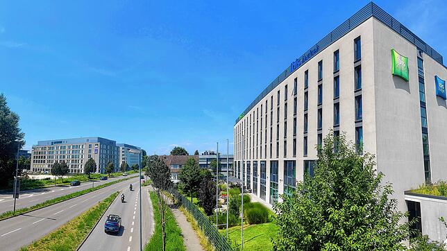 An der Reichenaustraße reihen sich die Hotels. Jetzt wird ein neuer Beherbergungsbetrieb mit 300 Zimmern (links im Bild) gebaut. Ist das ...