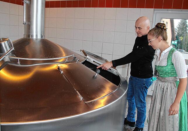 Ausbilder Andre Luis Pinto (links) gibt Vera Gaigl im Sudhaus wichtige Tipps.