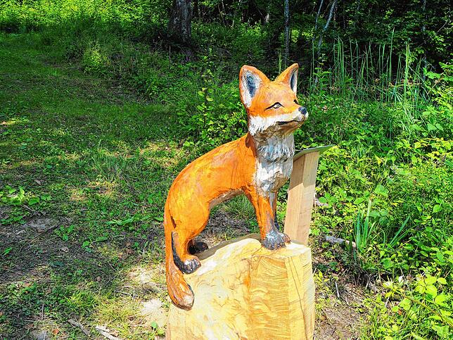 Der farbig bemalte Fuchs von Eberhard Rieber wacht über Jestetten.