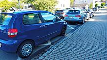 Abends und nachts soll das Parkverbot nur auf den Zackenlinien gelten, wie sie hier im Bild zu erkennen sind.