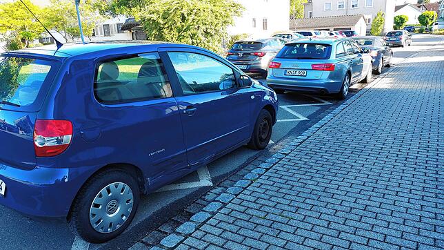 Abends und nachts soll das Parkverbot nur auf den Zackenlinien gelten, wie sie hier im Bild zu erkennen sind.