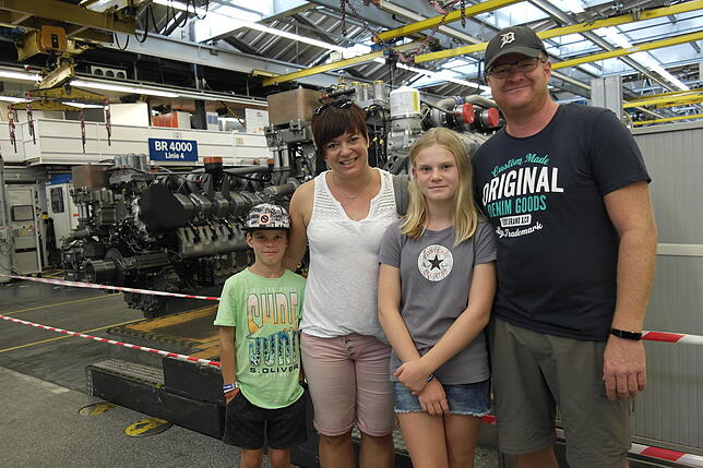 Familie Sterk beim Rolls-Royce-Familientag (von links): Julian, Mama Miriam und Alina schauten sich mit Christian Sterk an, welche ...