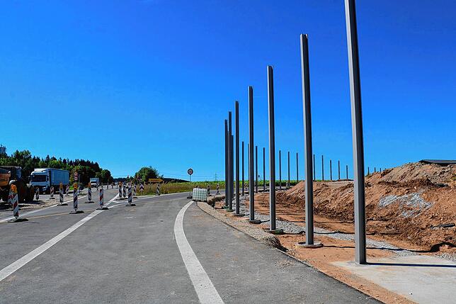 An einem Stangenwald führt gegenwärtig die Abbiegespur auf die B31 vorbei. Hier entsteht die neue Lärmschutzwand.