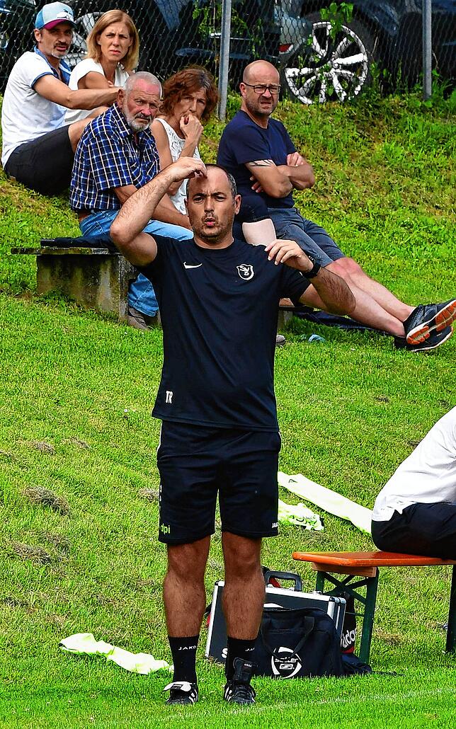 Einstand verpatzt: Daniel Pietzke, neuer Trainer beim SV Buch, hätte sich einen anderen Start gewünscht. Vor der Pause verspielte seine ...