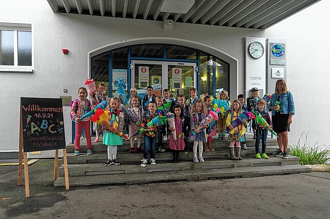Grundschule Fischbach: Die Erstklässler der Klasse 1b mit ihrer Klassenlehrerin Petra Segelbacher.