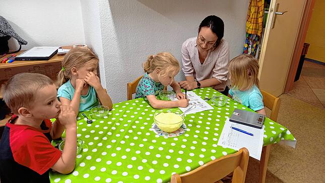 Bevor es ans Essen geht werden Ean, Ida, Feline und Elly von Doktorandin Jo-Ann Fromm zu ihrem Hungergefühl befragt. Die Waage zum ...