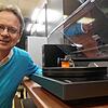 Jürgen Imandt mit dem Plattenspieler Turntable T700. Der Marketingleiter von Revox kann dem digitalen und analogen Musikhören etwas ...