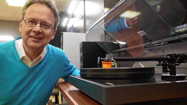 Jürgen Imandt mit dem Plattenspieler Turntable T700. Der Marketingleiter von Revox kann dem digitalen und analogen Musikhören etwas ...