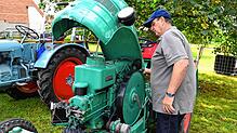 Unter der Motorhaube des Kramer K12V Buldogg, Baujahr 1950, steckt ein Deutz-Dieselmotor mit zwölf Pferdestärken. Mit 15 ...
