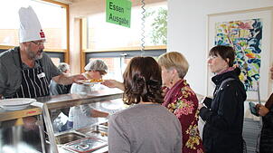 Der frühere Bürgermeister Thomas Kugler hilft bei der letzten Vesperkirche in Pfullendorf bei der Essenausgabe.