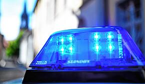 Ein Jugendlicher hat einem Kind Geld geklaut, ihm gedroht und gegen das Schienbein getreten. Die Polizei sucht Zeugen.