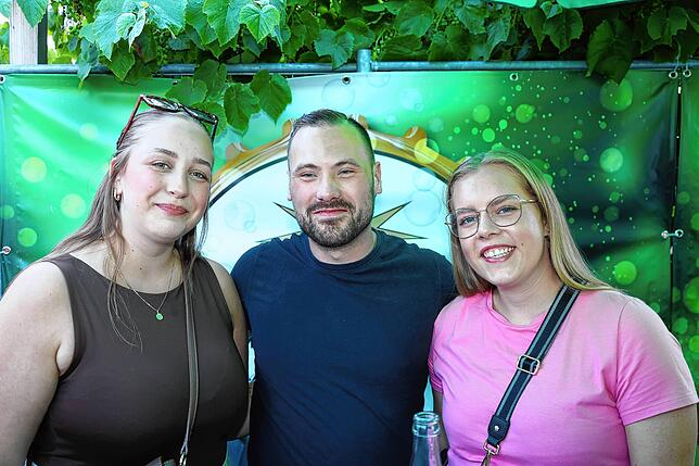 Bild 32: Feierlaune mit der Gretle-Band beim Dettinger Dorffest - hier gibt’s die schönsten Bilder