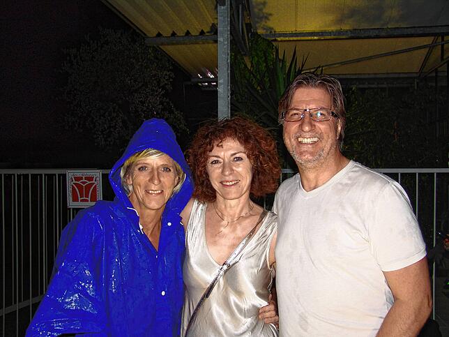 Astrid Ott, Ute Beller und Dieter Ott (von links) haben Schutz vor dem Regen gesucht.