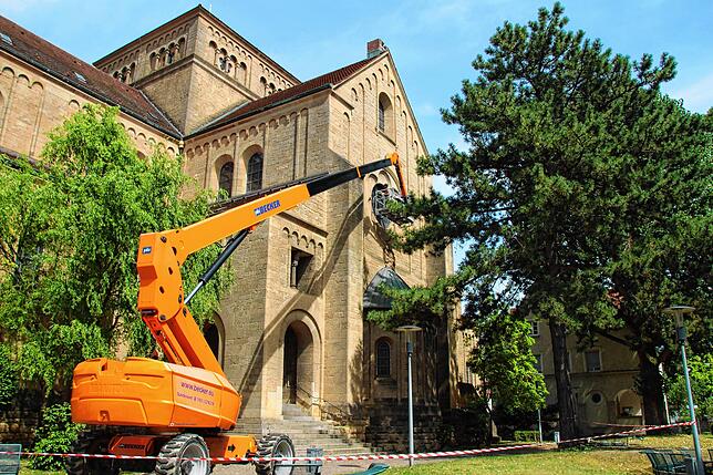 Christian Hackengerg verdichtet auf Hubarbeitsbühne die Fenster der Kirche. Die Fenster der Turmzimmer haben er und Dierig bereits ...