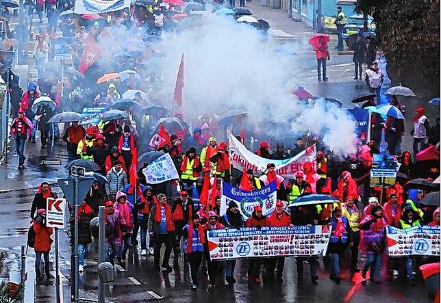 3000 ZFler bei einer Demo gegen Werksschließungen Mitte Januar in Friedrichshafen.