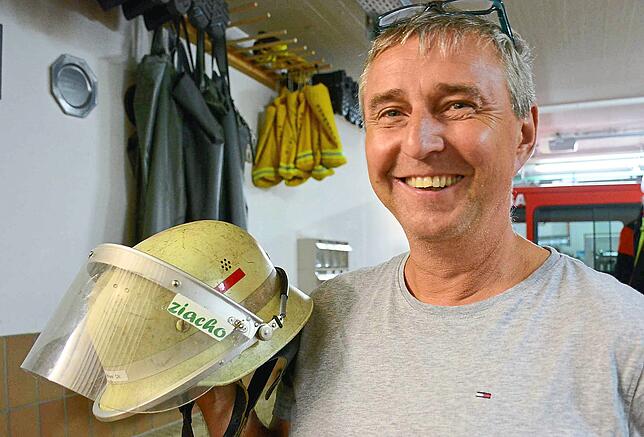Der Aufkleber der angeblich „bärenstarken Musi“, die dann zügig das Festzelt leerspielte, ziert noch heute den Einsatzhelm ...