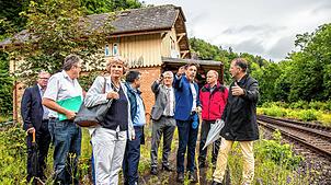 Zughalt in Inzigkofen? Damit beschäftigten sich (von links) Rolf Vögtle (Landratsamt), Bernd Gombold (Inzigkofen), Andrea Bogner-Unden ...