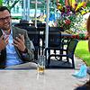Immenstaads Bürgermeister Johannes Henne im Gespräch mit SÜDKURIER-Redakteurin Fabiane Wieland im Aquastaad.