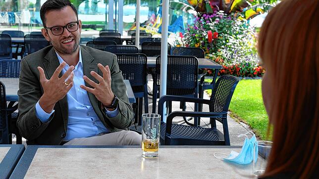 Immenstaads Bürgermeister Johannes Henne im Gespräch mit SÜDKURIER-Redakteurin Fabiane Wieland im Aquastaad.