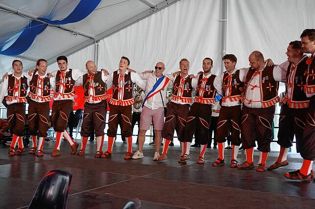 Der Bockgewinner steht fest: Es ist Joe Keller, Mitglied der Narro-Zunft Waldshut, er und die Junggesellen lassen ihrer Freude freien Lauf.