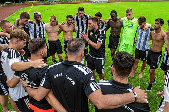 Vorsichtig: Trainer Michael Hagmann (Mitte) vom SV 08 Laufenburg warnt seine Spieler davor, die Aufgabe beim abstiegsbedrohten SV ...