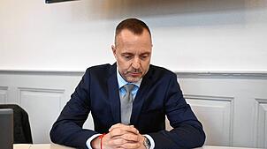 Sven Christmann, hier vor dem Verwaltungsgericht Karlsruhe im Frühjahr 2025, muss sich Strafverfahren unter anderem wegen ...