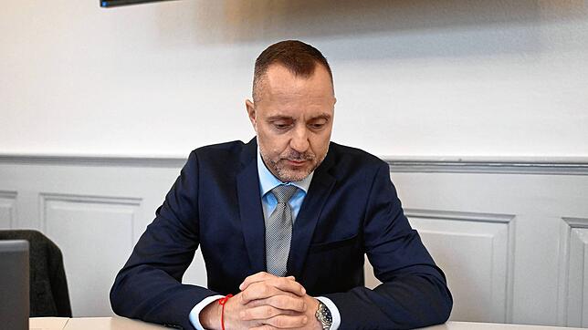 Sven Christmann, hier vor dem Verwaltungsgericht Karlsruhe im Frühjahr 2025, muss sich Strafverfahren unter anderem wegen ...