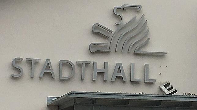 Der Schriftzug an der Bräunlinger Stadthalle ist beschädigt. Die Stadt bietet eine Belohnung von 250 Euro für Hinweise zu dem Vorfall.
