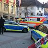 Kurz nach dem Angriff: Ein Rettungswagen bringt den schwer verletzten Mitarbeiter zum Rettungshubschrauber.