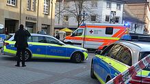 Kurz nach dem Angriff: Ein Rettungswagen bringt den schwer verletzten Mitarbeiter zum Rettungshubschrauber.