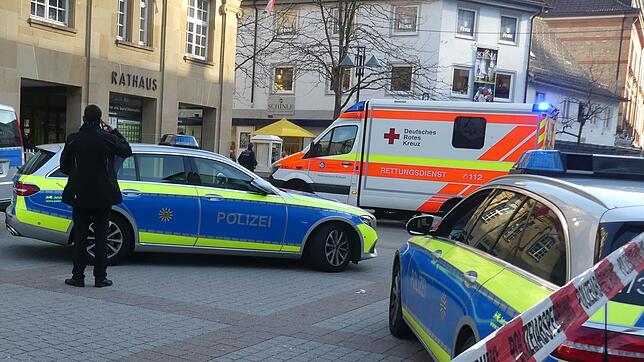 Kurz nach dem Angriff: Ein Rettungswagen bringt den schwer verletzten Mitarbeiter zum Rettungshubschrauber.