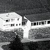 Das alte Schulhaus in Kommingen entpuppte sich als Keimzelle für das Gemeinschaftshaus mit dem Feuerwehrhaus. Bild: Archiv Matthias ...