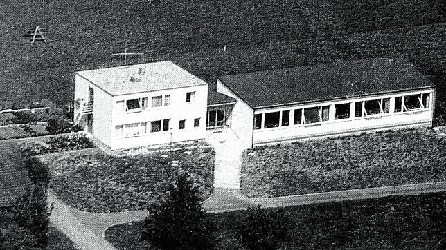 Das alte Schulhaus in Kommingen entpuppte sich als Keimzelle für das Gemeinschaftshaus mit dem Feuerwehrhaus. Bild: Archiv Matthias ...