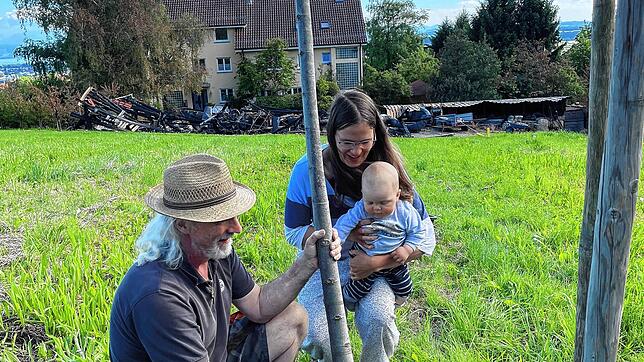 Gabriels Geburtslinde und zugleich ein Baum der Hoffnung: Clemens Oßwald und seine Tochter Aline Widmann haben auf ihrem Grundstück im ...