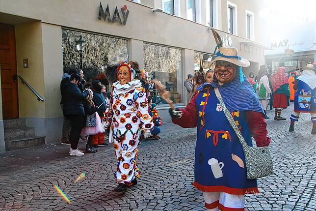 Bild 20: Fasnachts-Auswerfen und Narrenbaumstellen: Bilder des Hochrhein Narrentreffens in Tiengen (Teil 2)