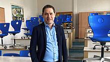 Dominik Gross leitet die Werkrealschule Tuttlingen. Das Bild zeigt ihn im Physikraum, der erneuert werden soll.