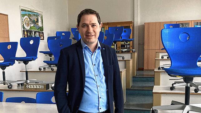 Dominik Gross leitet die Werkrealschule Tuttlingen. Das Bild zeigt ihn im Physikraum, der erneuert werden soll.