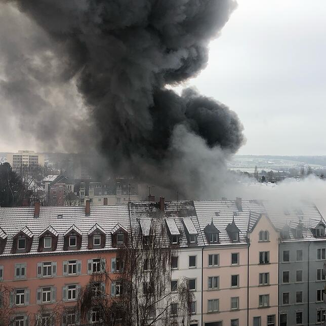 Die Rauchsäule über dem Paradies ist weithin zu sehen.