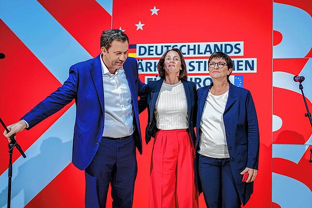Lars Klingbeil, Katarina Barley, SPD-Spitzenkandidatin für die Europawahl und Saskia Esken nach der ersten Prognose für die Europawahl ...